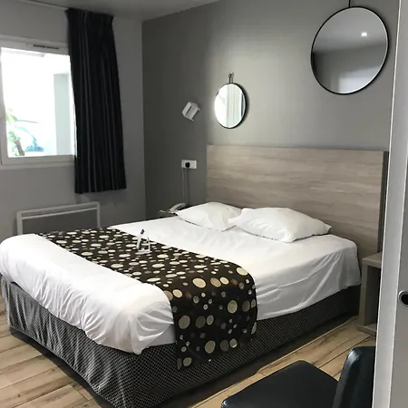 Logis -hotel & Restaurant De La Place מלון