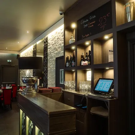 מלון Logis -hotel & Restaurant De La Place 3*