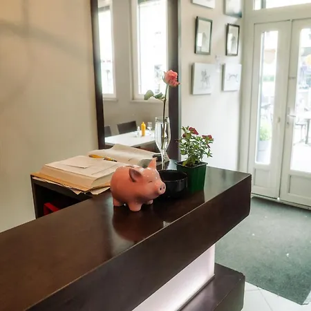 Logis -hotel & Restaurant De La Place Hotel 3*