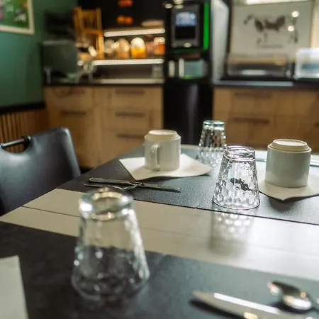 Logis -hotel & Restaurant De La Place מלון 3*