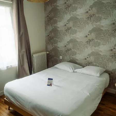Hotel Logis -hotel & Restaurant De La Place Les Monts d'Aunay