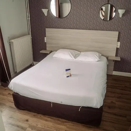 Logis -hotel & Restaurant De La Place فندق Les Monts d'Aunay