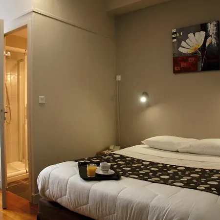 Hotel Logis -hotel & Restaurant De La Place Les Monts d'Aunay