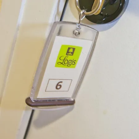 Logis -hotel & Restaurant De La Place فندق 3*