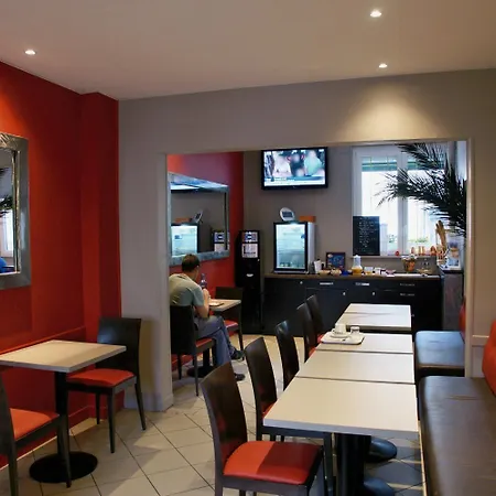 Logis -hotel & Restaurant De La Place فندق Les Monts d'Aunay