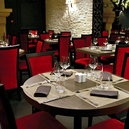 Logis -hotel & Restaurant De La Place فندق