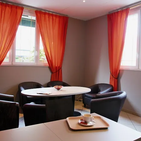 Logis -hotel & Restaurant De La Place 3*