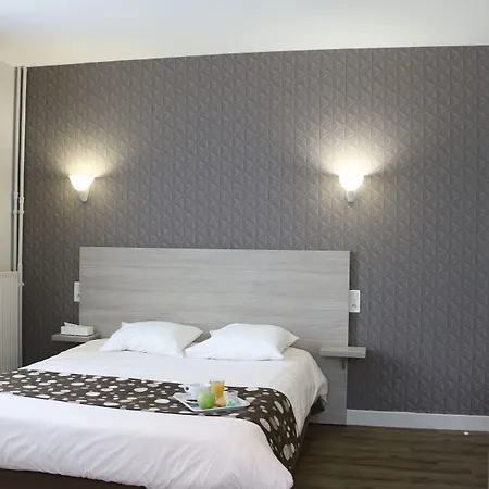 Hotel Logis -hotel & Restaurant De La Place 3*