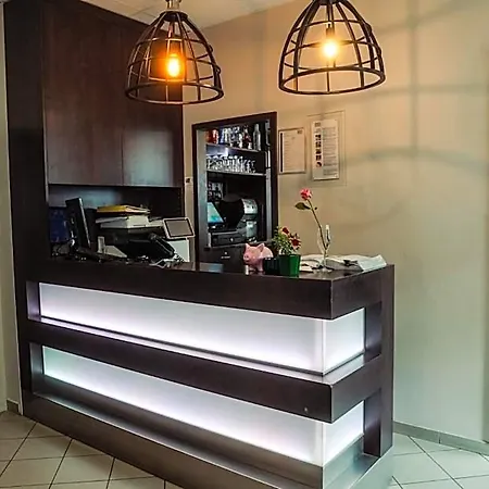 Hotel Logis -hotel & Restaurant De La Place Les Monts d'Aunay