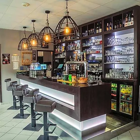 Logis -hotel & Restaurant De La Place 3* Les Monts d'Aunay