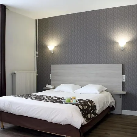 Hotel Logis -hotel & Restaurant De La Place Les Monts d'Aunay