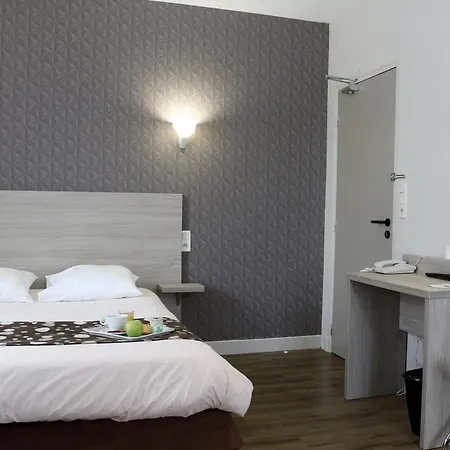 Hotel Logis -hotel & Restaurant De La Place 3*