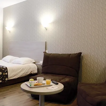 Hotel Logis -hotel & Restaurant De La Place Les Monts d'Aunay