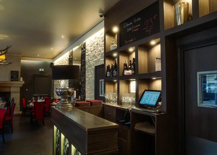 Hotel Logis -hotel & Restaurant De La Place 3*