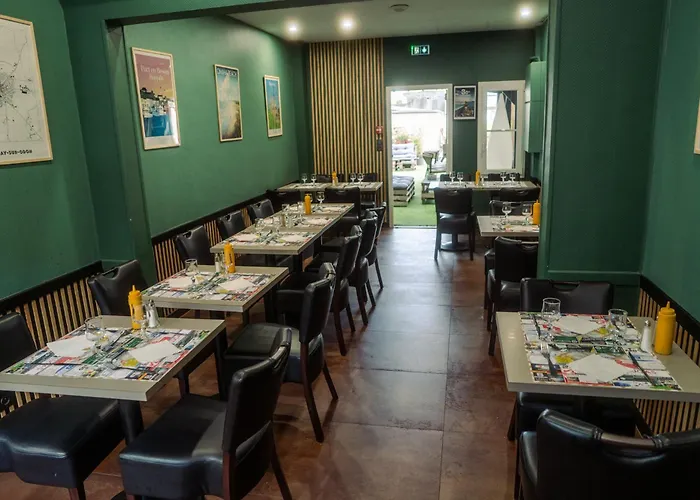 Logis -hotel & Restaurant De La Place מלון אונאי-סור-אודון