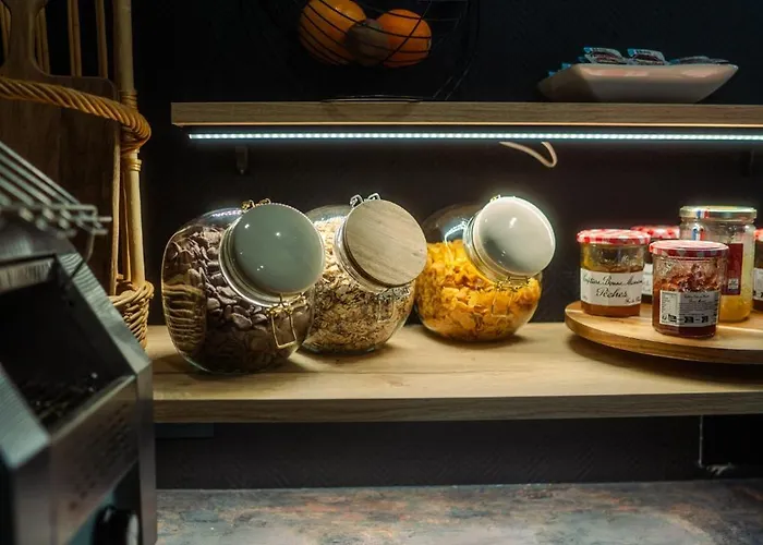 Logis -hotel & Restaurant De La Place 3* Les Monts d'Aunay