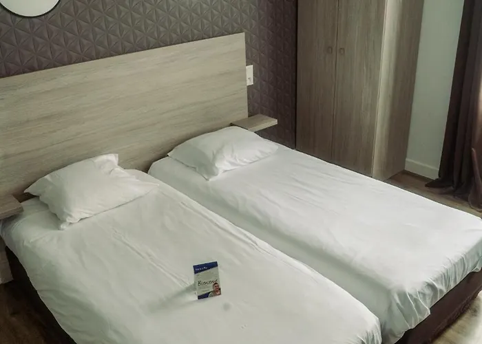 Logis -hotel & Restaurant De La Place מלון אונאי-סור-אודון