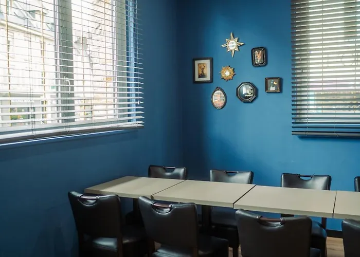 Logis -hotel & Restaurant De La Place מלון