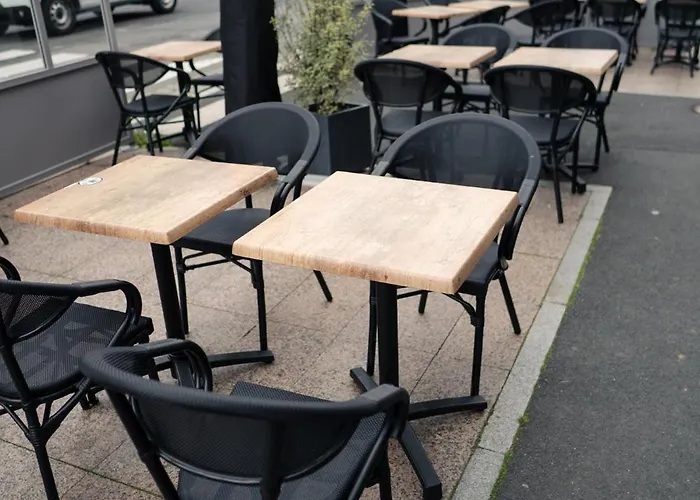 Logis -hotel & Restaurant De La Place 3* Les Monts d'Aunay