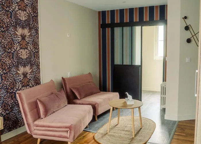 Logis -hotel & Restaurant De La Place 3* אונאי-סור-אודון