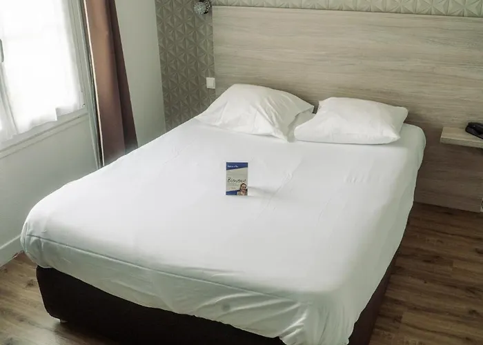 Logis -hotel & Restaurant De La Place מלון