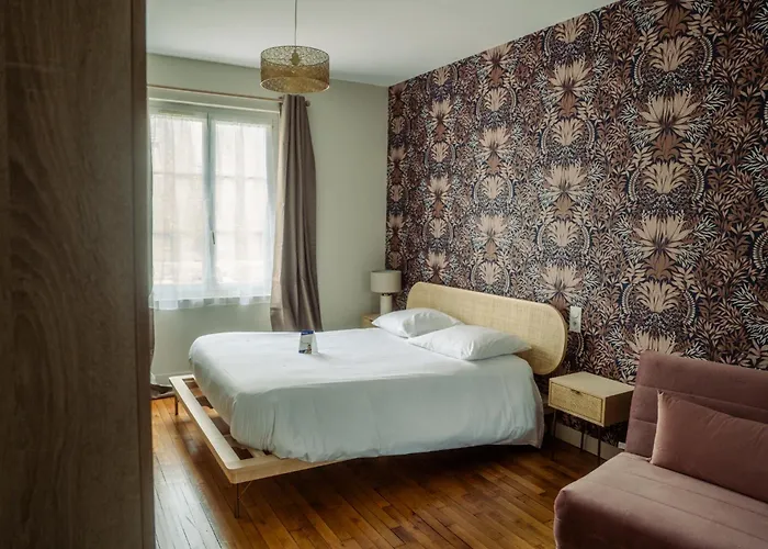 Hotel Logis -hotel & Restaurant De La Place 3*