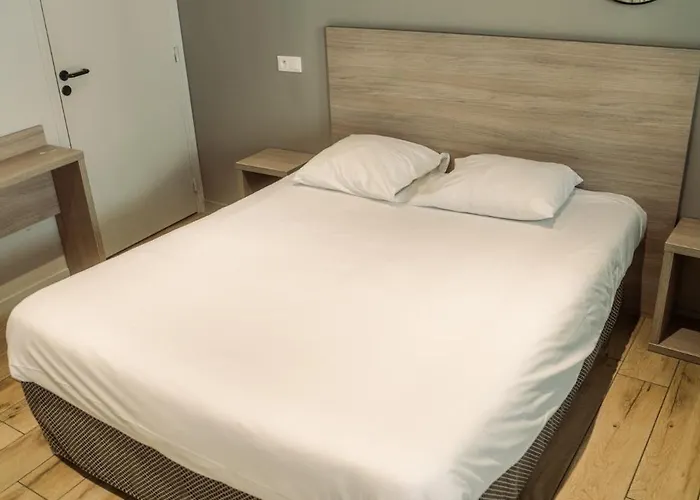 Logis -hotel & Restaurant De La Place Les Monts d'Aunay