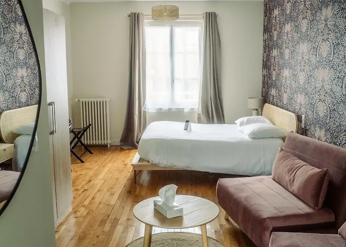 Logis -hotel & Restaurant De La Place מלון