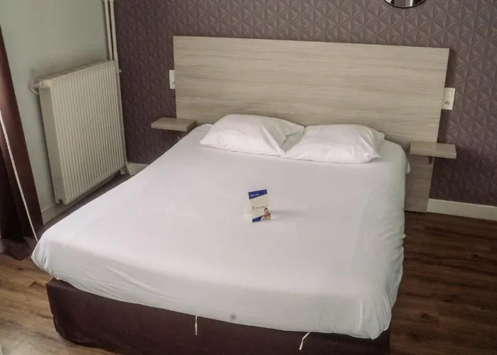 Logis -hotel & Restaurant De La Place מלון אונאי-סור-אודון