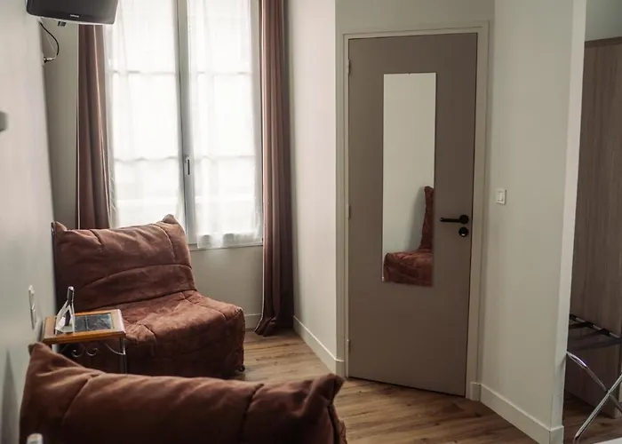 Hotel Logis -hotel & Restaurant De La Place Les Monts d'Aunay