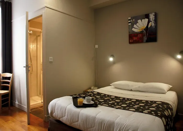 Hotel Logis -hotel & Restaurant De La Place Les Monts d'Aunay