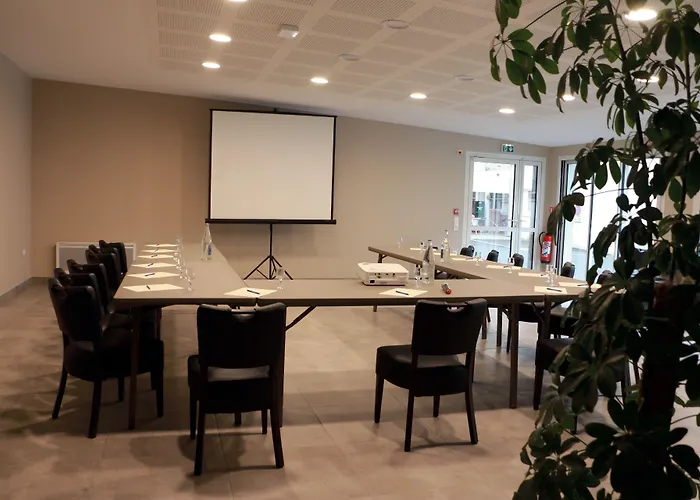 Hotel Logis -hotel & Restaurant De La Place 3*