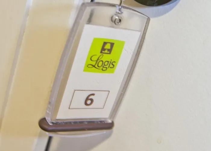 Logis -hotel & Restaurant De La Place מלון 3*