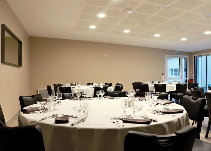 Logis -hotel & Restaurant De La Place אונאי-סור-אודון