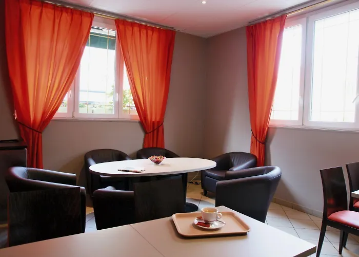 Logis -hotel & Restaurant De La Place 3*