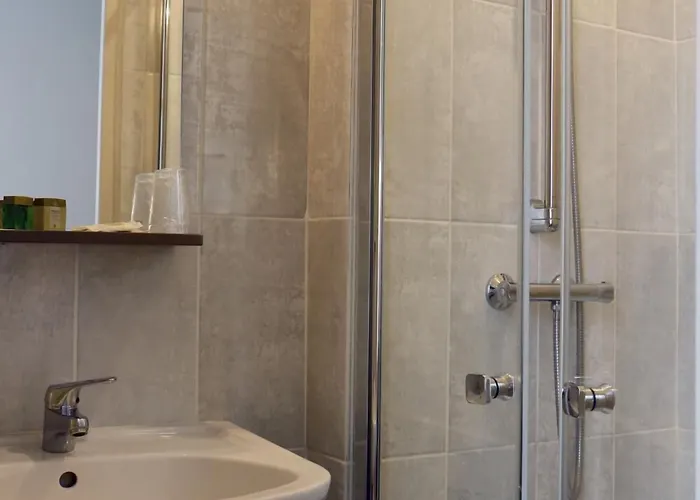 Logis -hotel & Restaurant De La Place מלון אונאי-סור-אודון