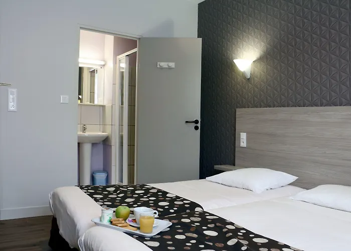 Logis -hotel & Restaurant De La Place 3* אונאי-סור-אודון