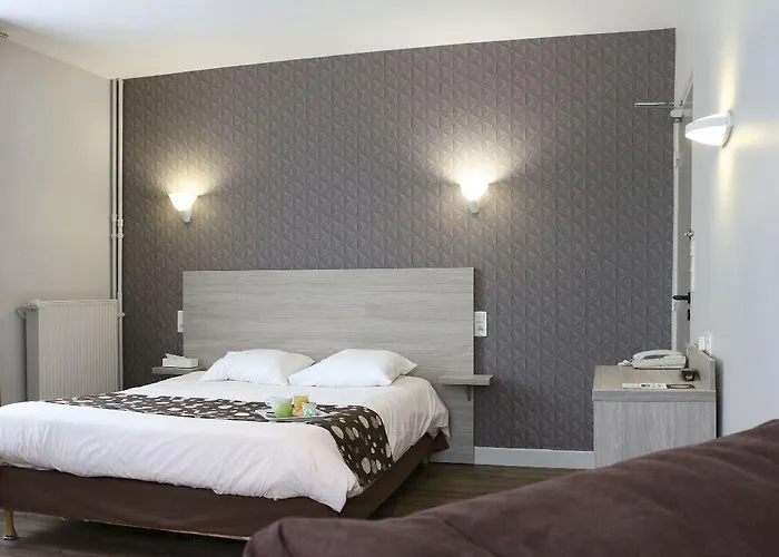 Logis -hotel & Restaurant De La Place מלון 3*