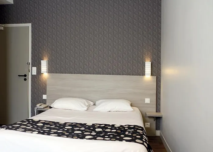 Logis -hotel & Restaurant De La Place מלון