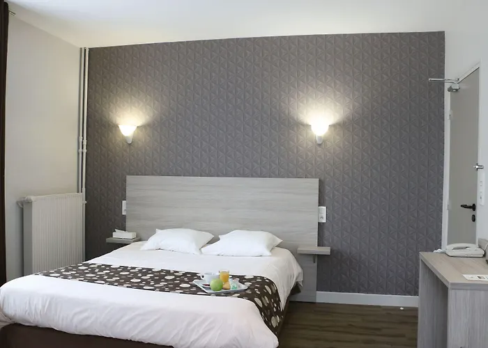 Hotel Logis -hotel & Restaurant De La Place 3*