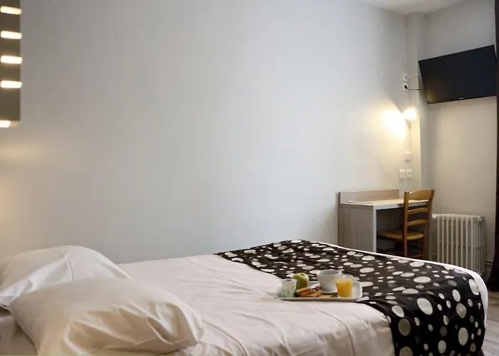 Logis -hotel & Restaurant De La Place אונאי-סור-אודון