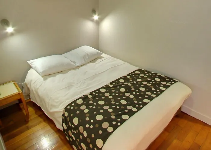 מלון Logis -hotel & Restaurant De La Place אונאי-סור-אודון