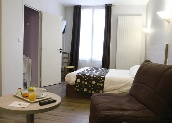 Logis -hotel & Restaurant De La Place 3* Les Monts d'Aunay