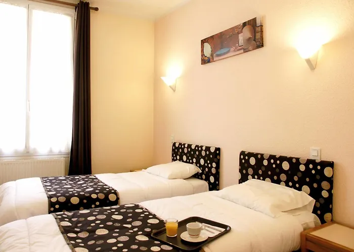 Logis -hotel & Restaurant De La Place מלון