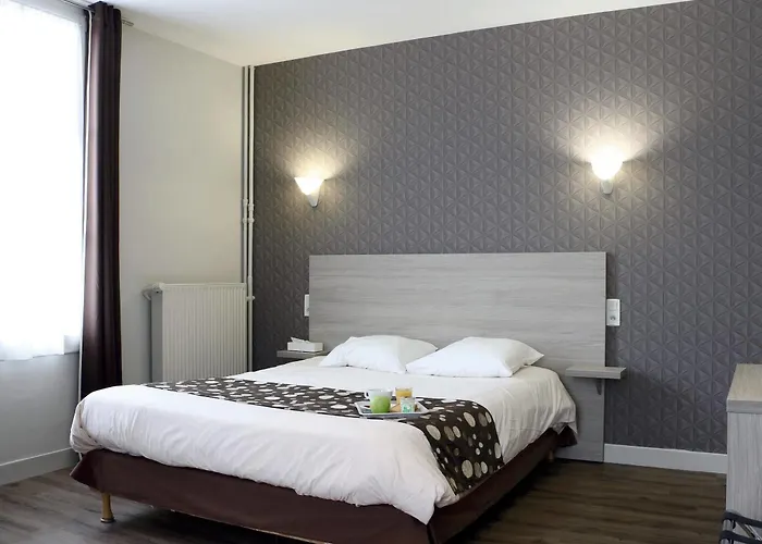 Hotel Logis -hotel & Restaurant De La Place Les Monts d'Aunay