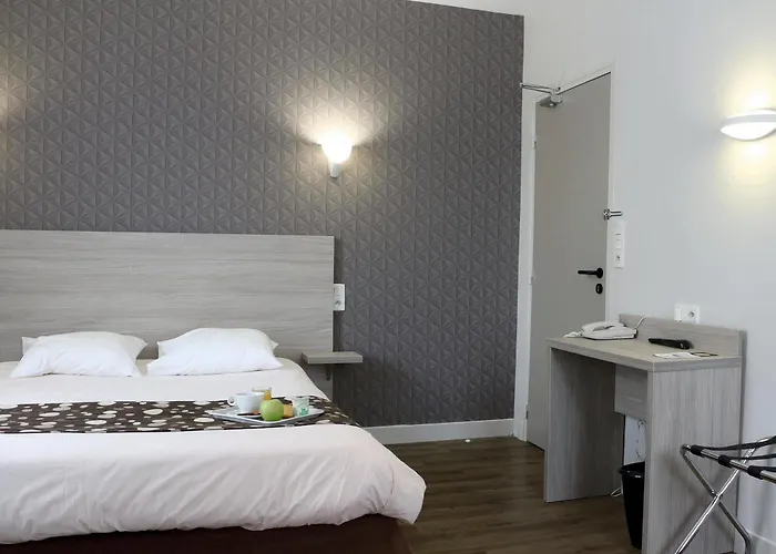 מלון Logis -hotel & Restaurant De La Place 3*